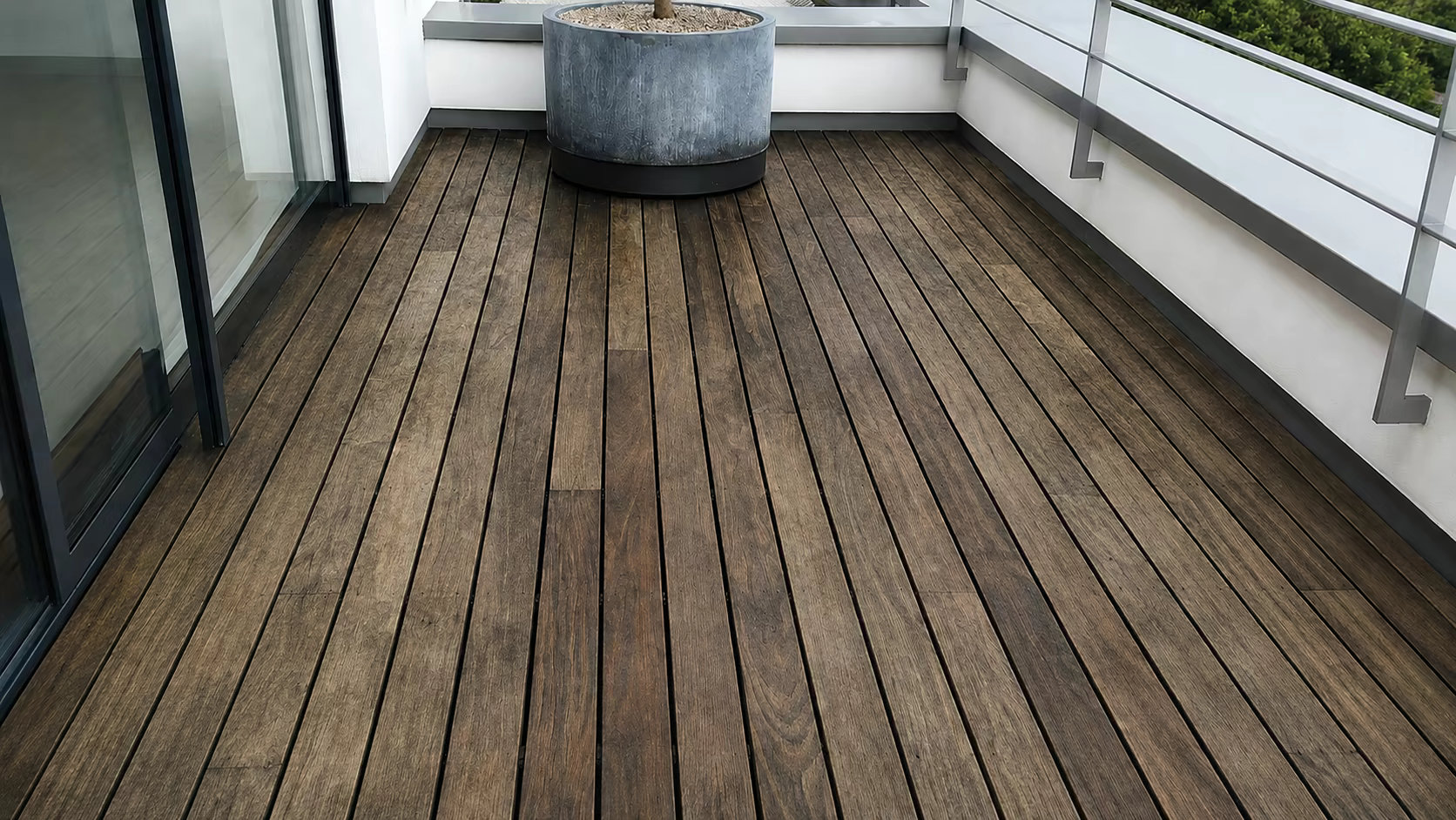 Dřevěná terasa před renovací se zešedlým, zvětralým povrchem